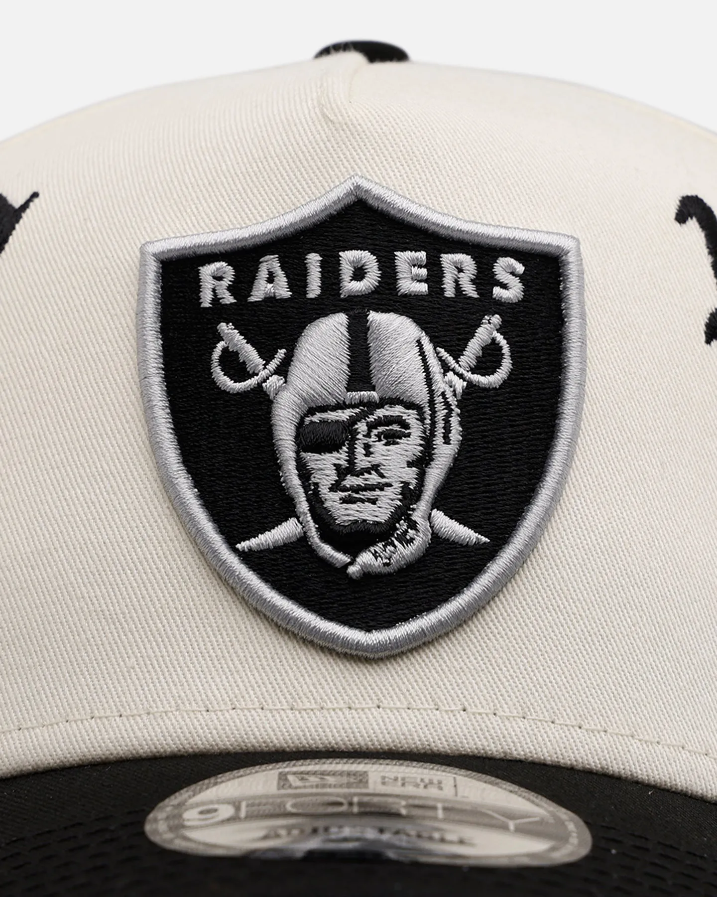 New Era Las Vegas Raiders 'Gothic Script Two Tone' 9FORTY A-Frame Snapback Chrome/Black