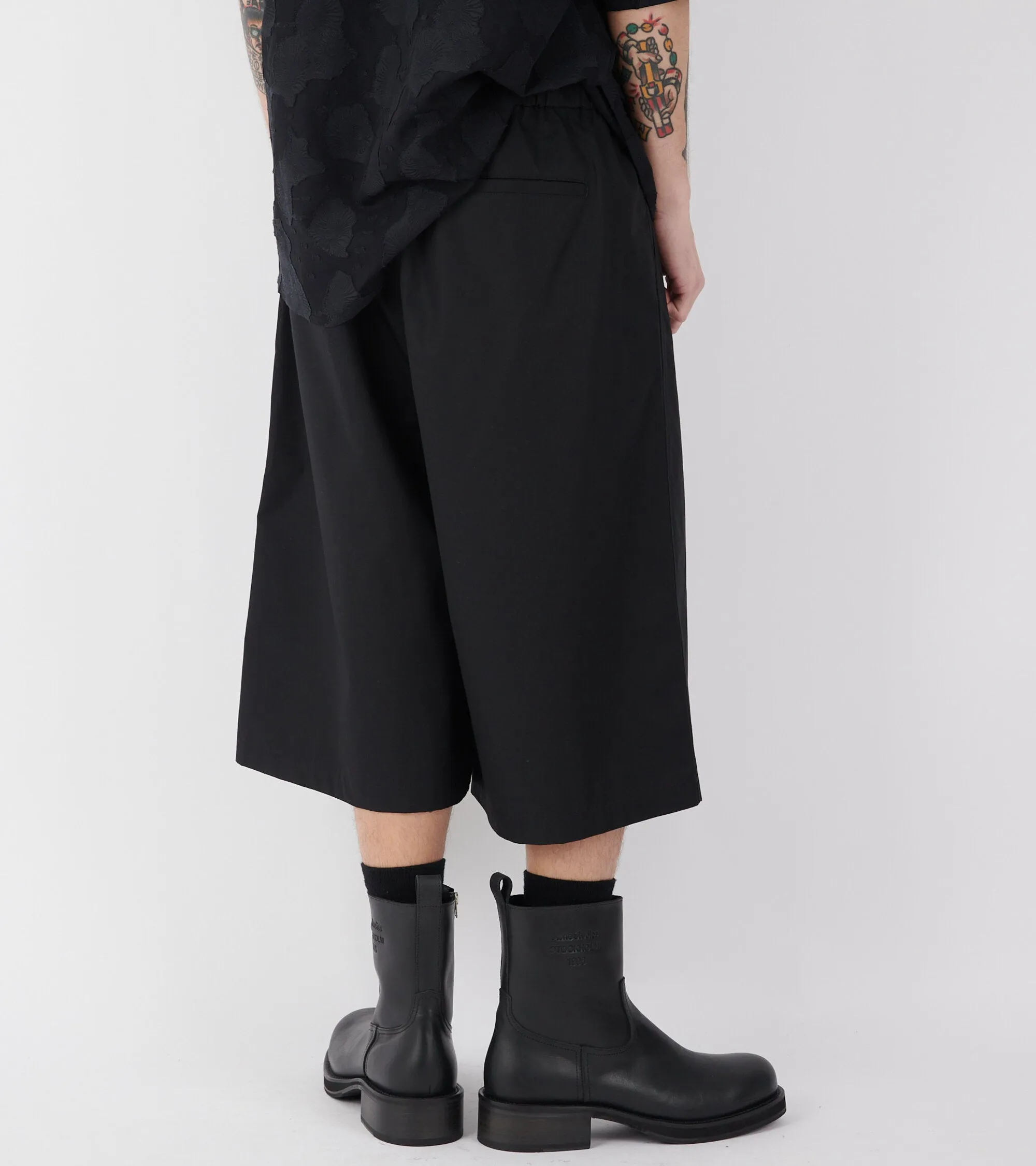 Two Tuck Wide Shorts Black