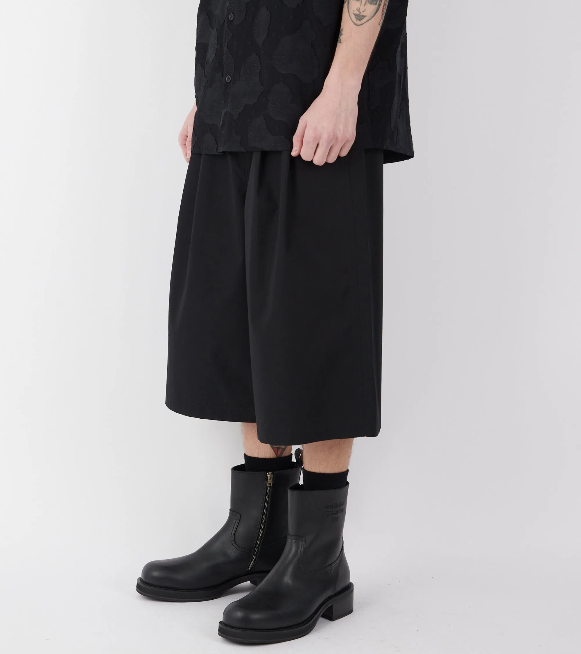 Two Tuck Wide Shorts Black