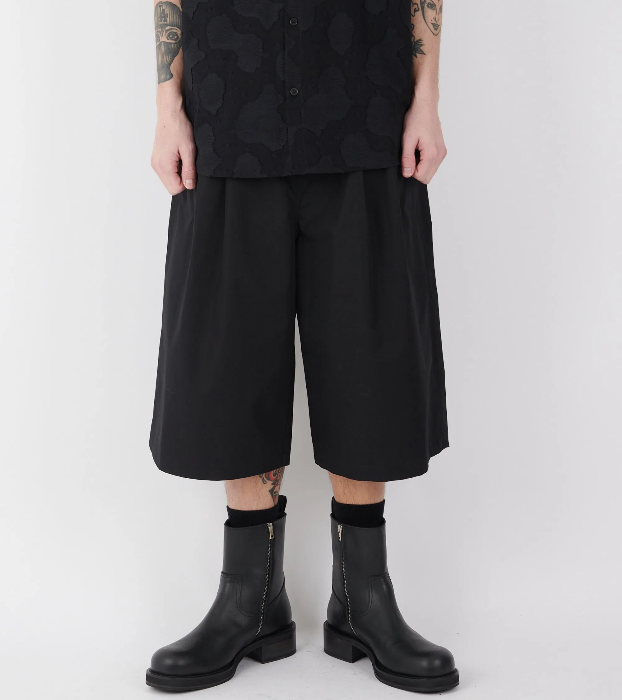 Two Tuck Wide Shorts Black